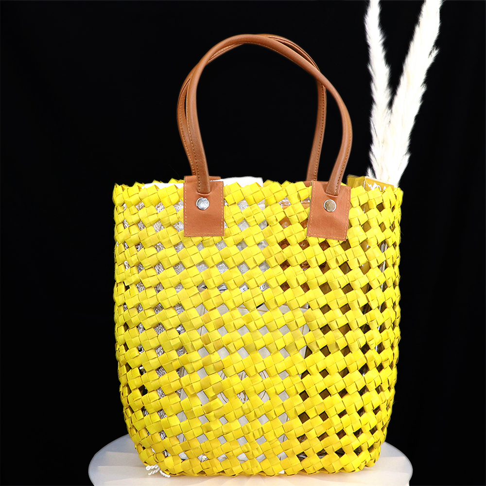 سلة صفراء صغيرة