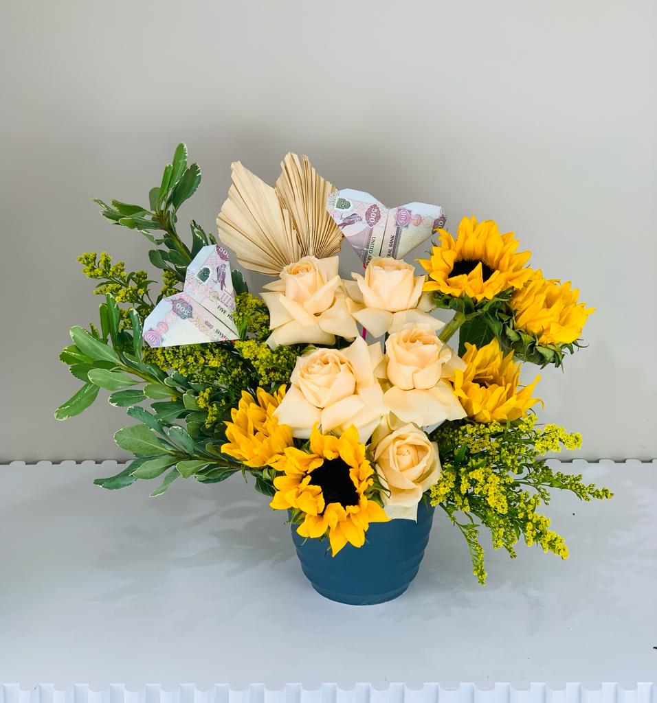 هدية مزهرية وفلوس على شكل ورود