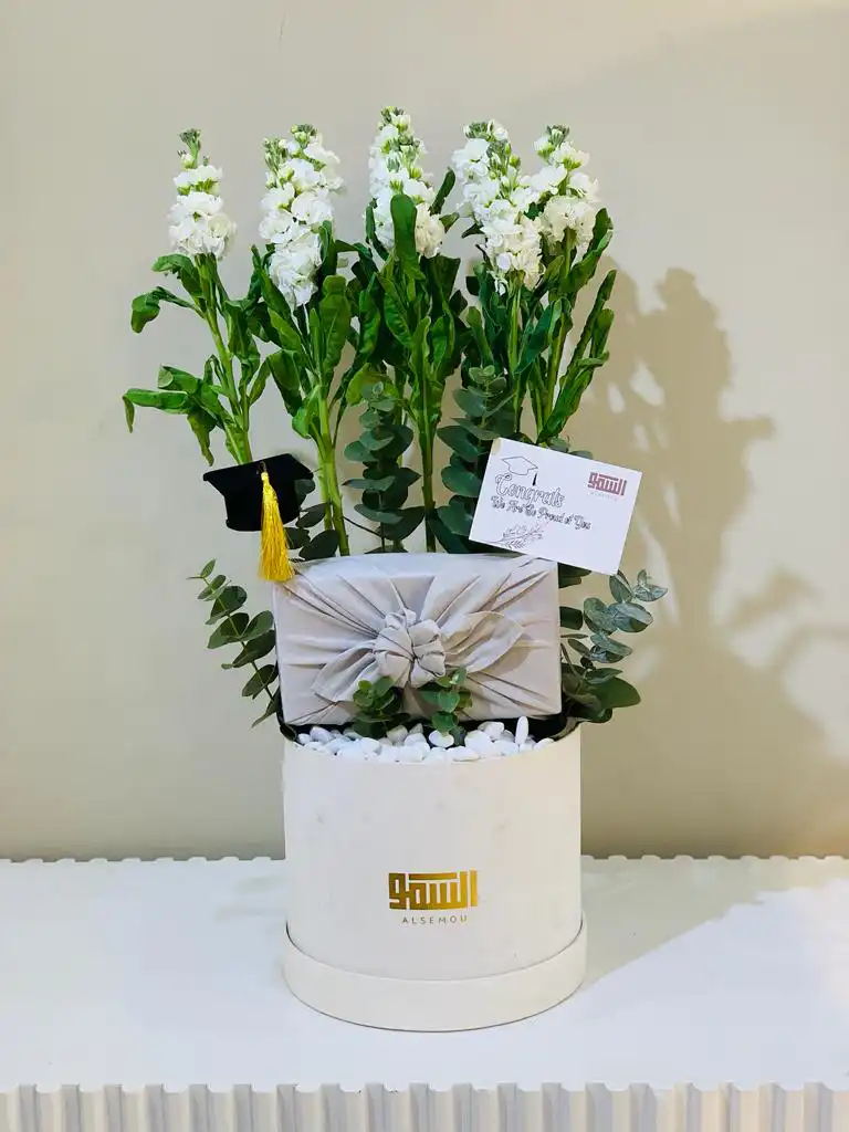 Graduation arrangement with graduation hat