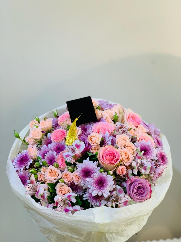 تنسيقات التخرج مع الورود