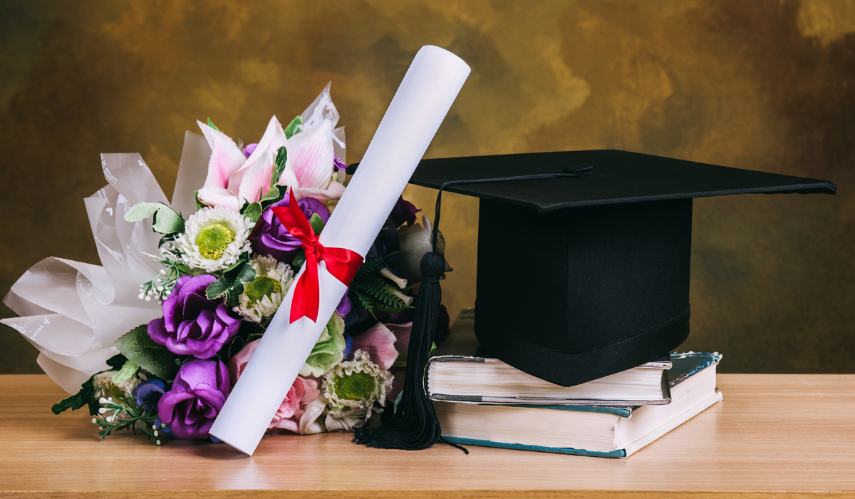 كيفية استخدام الأزهار في الاحتفال بالتخرج عام 2023